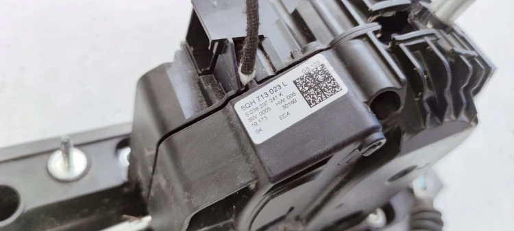 WYBIERAK LEWAREK AUTOMAT AUDI Q3 F3 5QH713023L