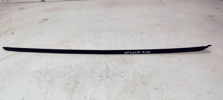 LISTWA ZGARNIAJĄCA SZYBY PRAWA AUDI A3 8P0854328