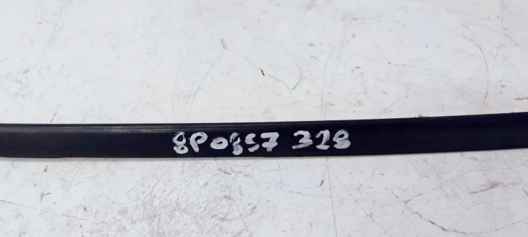 LISTWA ZGARNIAJĄCA SZYBY PRAWA AUDI A3 8P0854328