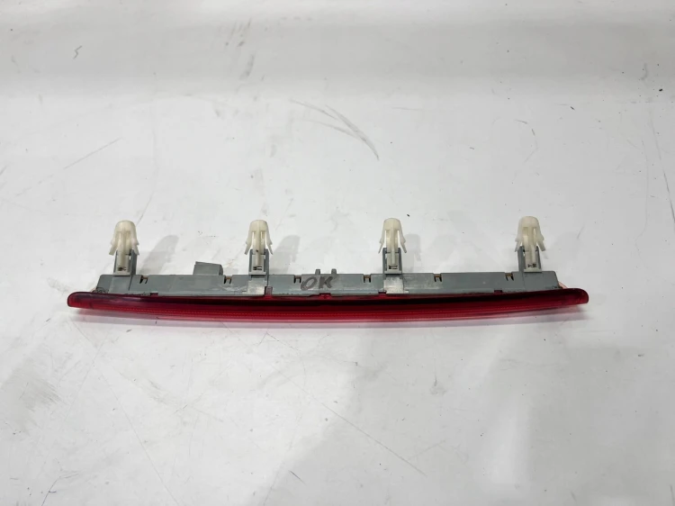 ŚWIATŁO STOP STOPU TRZECIE AUDI A3 8P LIFT 5-D 8P4945097B