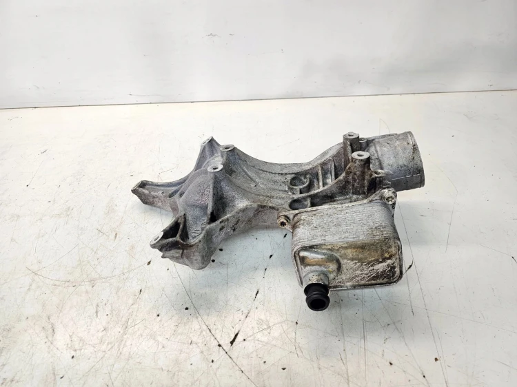 PODSTAWA FILTRA OLEJU ŁAPA ALTERNATORA AUDI A4 B8 A5 8T 1.8 TFSI 06L903143L