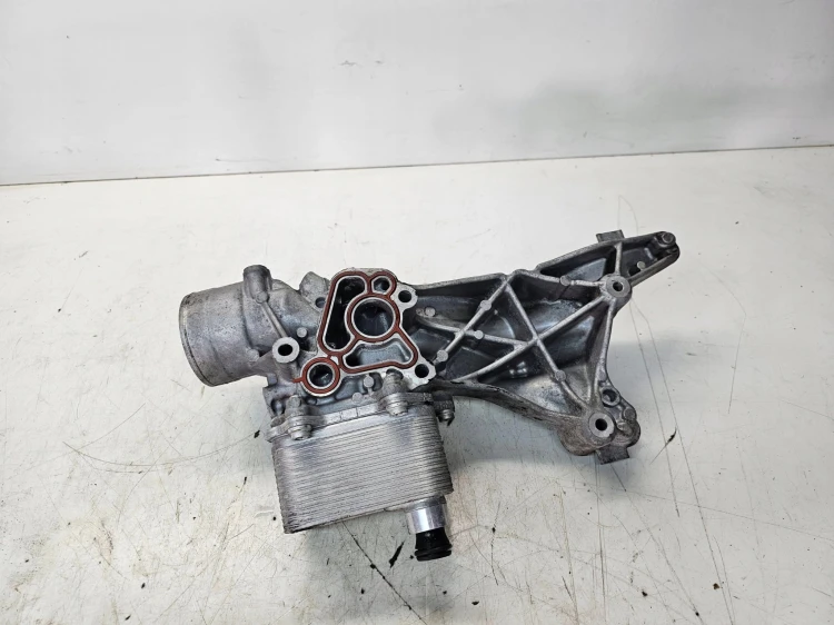 PODSTAWA FILTRA OLEJU ŁAPA ALTERNATORA AUDI A4 B8 A5 8T 1.8 TFSI 06L903143L