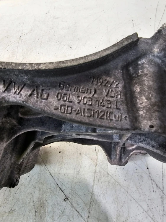 PODSTAWA FILTRA OLEJU ŁAPA ALTERNATORA AUDI A4 B8 A5 8T 1.8 TFSI 06L903143L