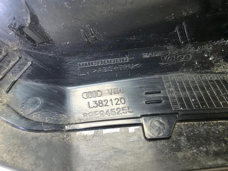 ZAŚLEPKA OSŁONA LAMPY LEWY TYŁ AUDI Q4 E-TRON 89E945255
