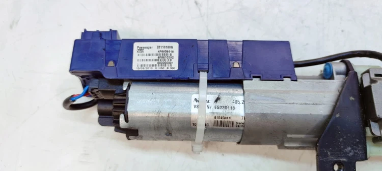 SIŁOWNIK ELEKTRYCZNY KLAPY PRAWY TYŁ AUDI Q5 8R 8R0827852B