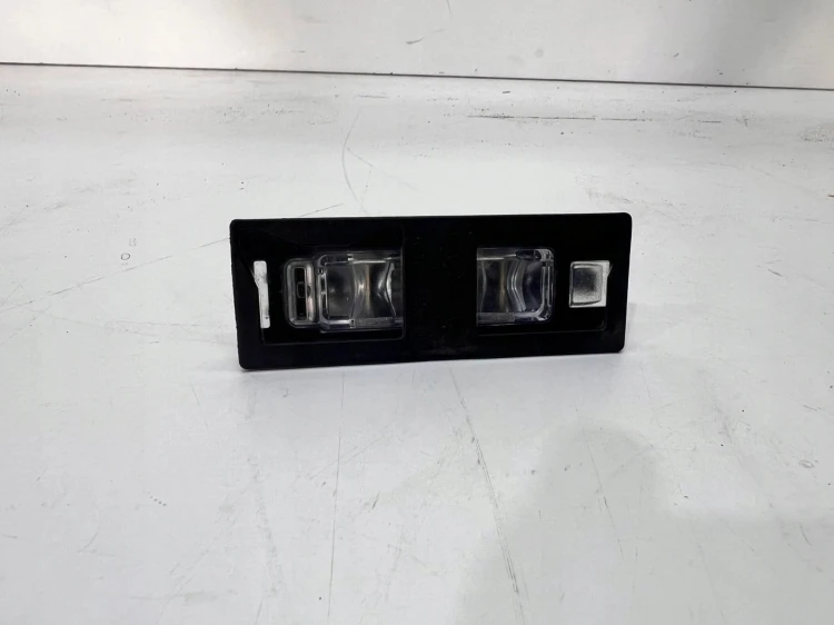 LAMPKA PODŚWIETLENIE TABLICY LEWA AUDI 8W6943021A
