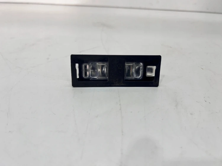 LAMPKA PODŚWIETLENIE TABLICY LEWA AUDI 8W6943021A