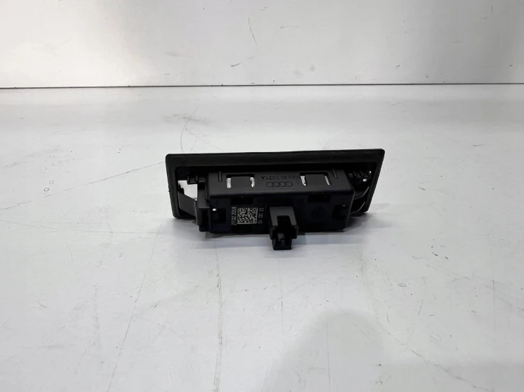 LAMPKA PODŚWIETLENIE TABLICY LEWA AUDI 8W6943021A