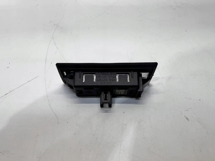 LAMPKA PODŚWIETLENIE TABLICY LEWA AUDI 8W6943021A