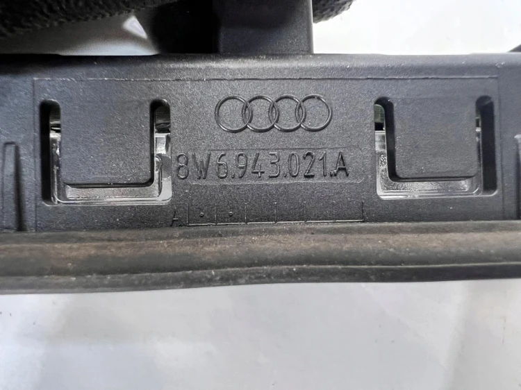 LAMPKA PODŚWIETLENIE TABLICY LEWA AUDI 8W6943021A