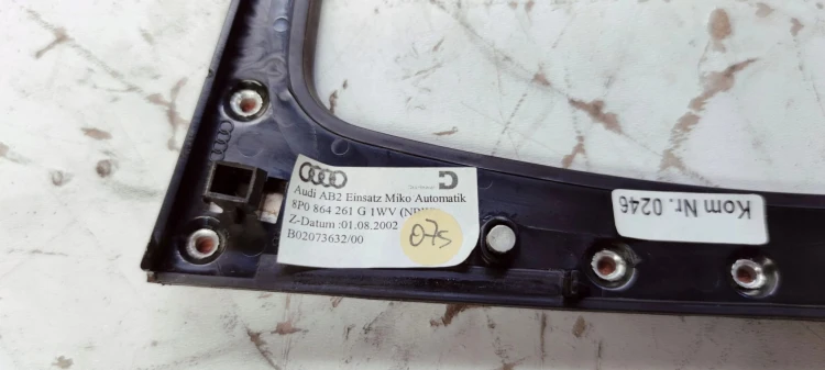 RAMKA MIESZKA BIEGÓW AUDI A3 8P 8P0864261G 1WV