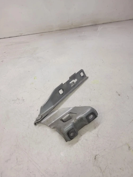 ZAWIAS MASKI LEWY AUDI A5 8T 8T0823301D
