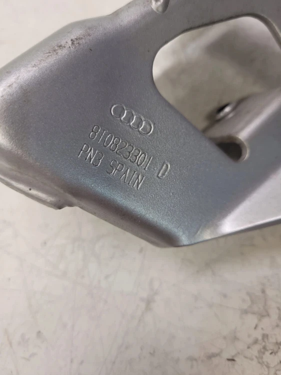 ZAWIAS MASKI LEWY AUDI A5 8T 8T0823301D