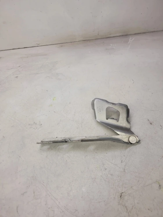 ZAWIAS MASKI LEWY AUDI A5 8T 8T0823301D