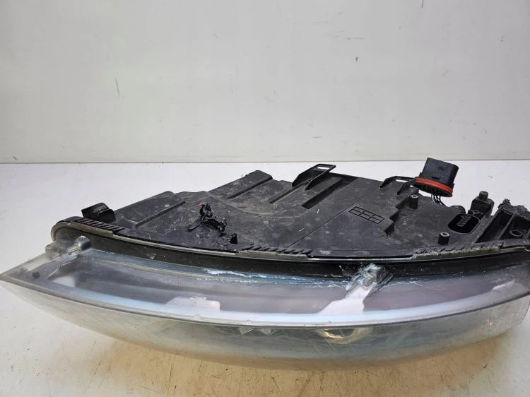 REFLEKTOR PRAWY AUDI A6 C6 4F0941004AK XENON EU