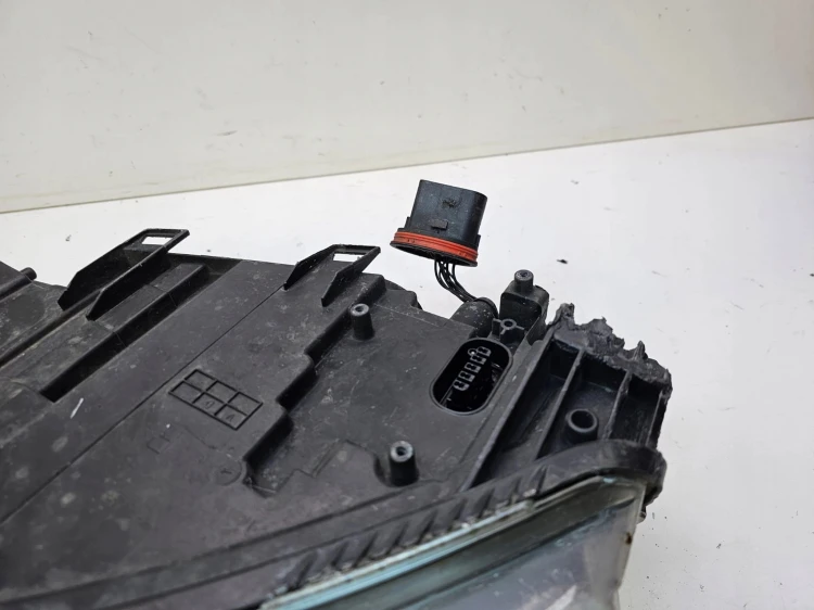 REFLEKTOR PRAWY AUDI A6 C6 4F0941004AK XENON EU