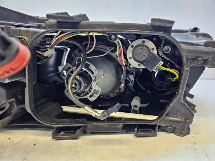 REFLEKTOR PRAWY AUDI A6 C6 4F0941004AK XENON EU