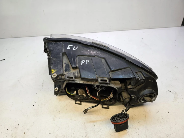 REFLEKTOR PRAWY AUDI A6 C6 4F0941004AK XENON EU