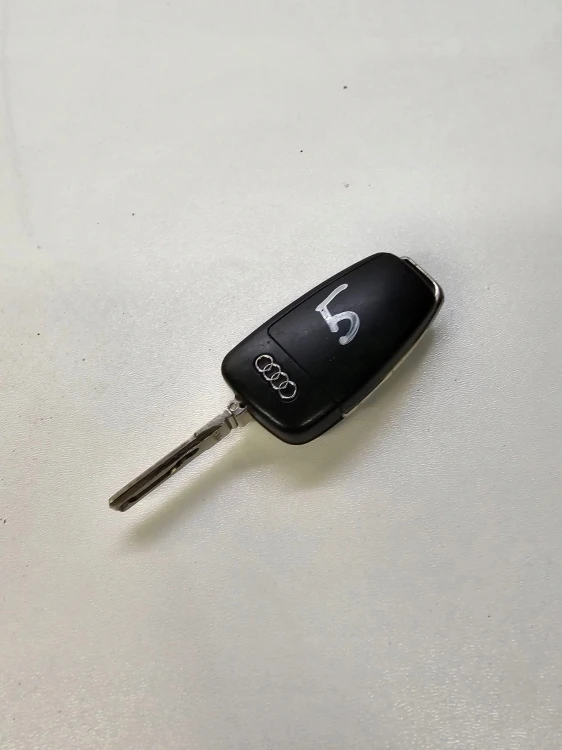 KLUCZYK PILOT SCYZORYK AUDI A1 8X Q3 8X0837220D *5