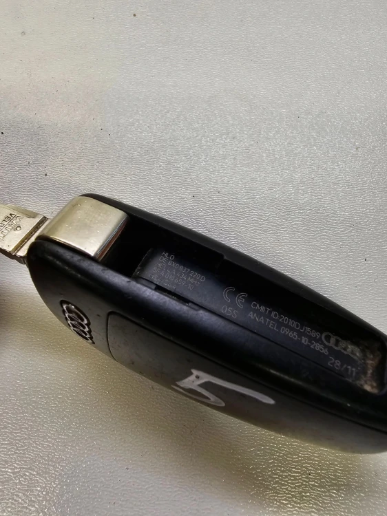 KLUCZYK PILOT SCYZORYK AUDI A1 8X Q3 8X0837220D *5