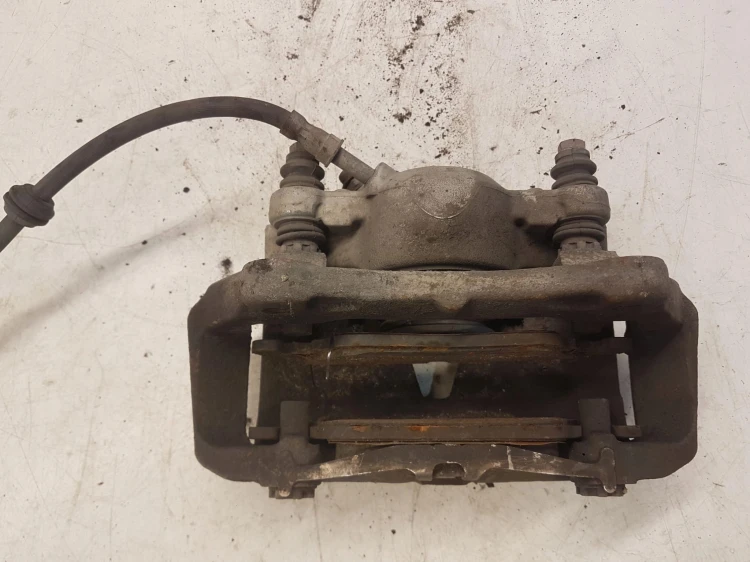 ZACISK HAMULCOWY PRAWY PRZÓD AUDI A4 B8 A5 8K0106P