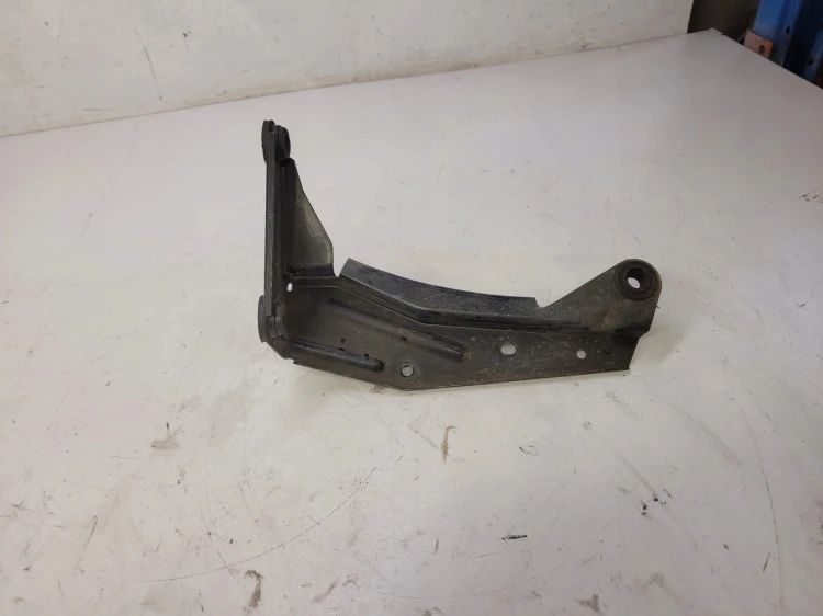 WIESZAK INTERCOOLERA AUDI A4 B6 B7 8E0145813G