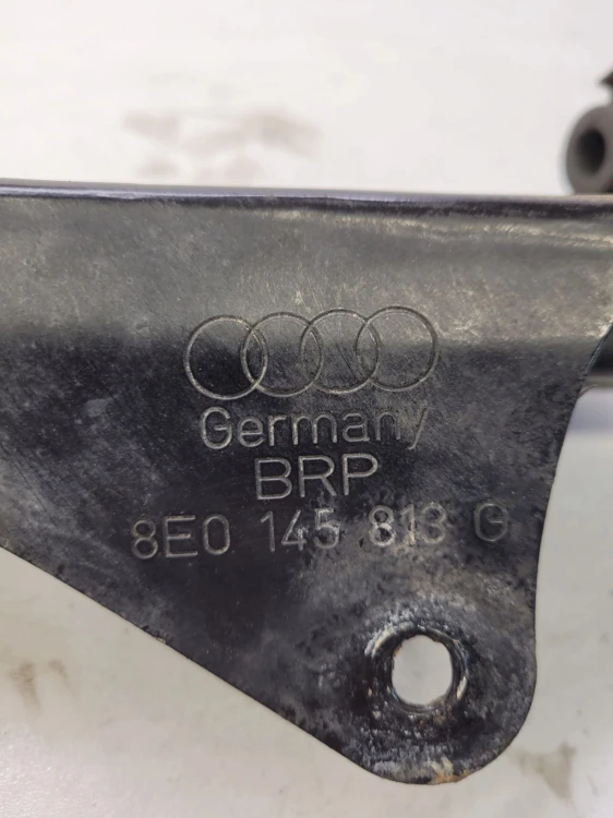 WIESZAK INTERCOOLERA AUDI A4 B6 B7 8E0145813G