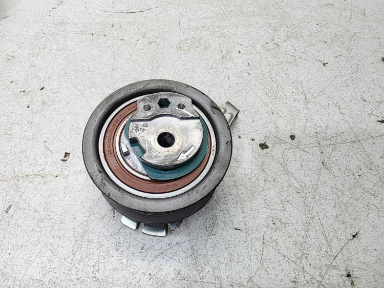 NAPINACZ PASKA ROZRZĄDU ROLKA AUDI VOLKSWAGEN SEAT SKODA 04L109243R