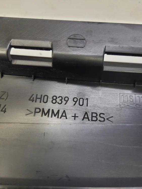 LISTWA OSŁONA DRZWI LEWY TYŁ AUDI A8 D4 4H0839901
