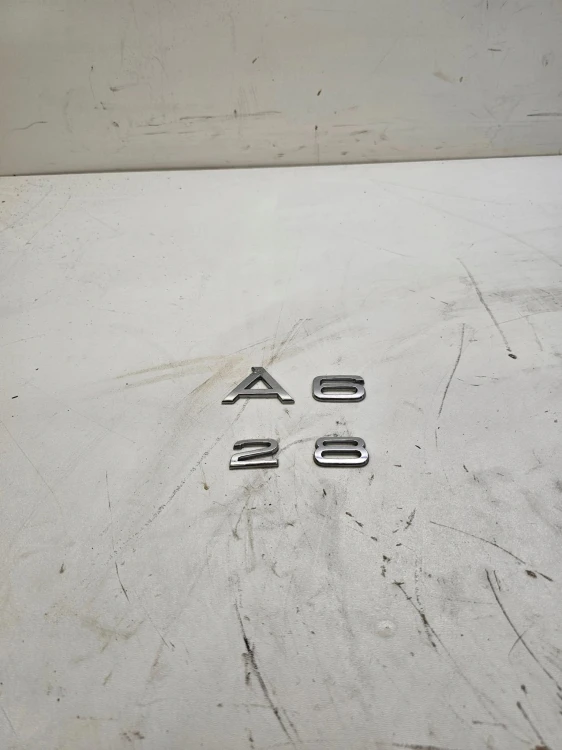 EMBLEMAT KLAPY TYŁ AUDI A6 C6 2.8 ORYGINAŁ