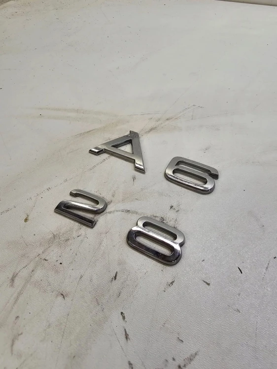 EMBLEMAT KLAPY TYŁ AUDI A6 C6 2.8 ORYGINAŁ