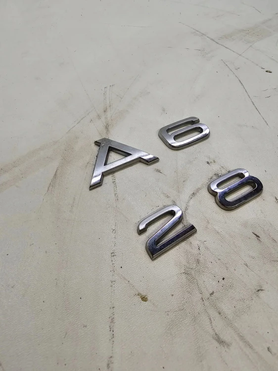 EMBLEMAT KLAPY TYŁ AUDI A6 C6 2.8 ORYGINAŁ