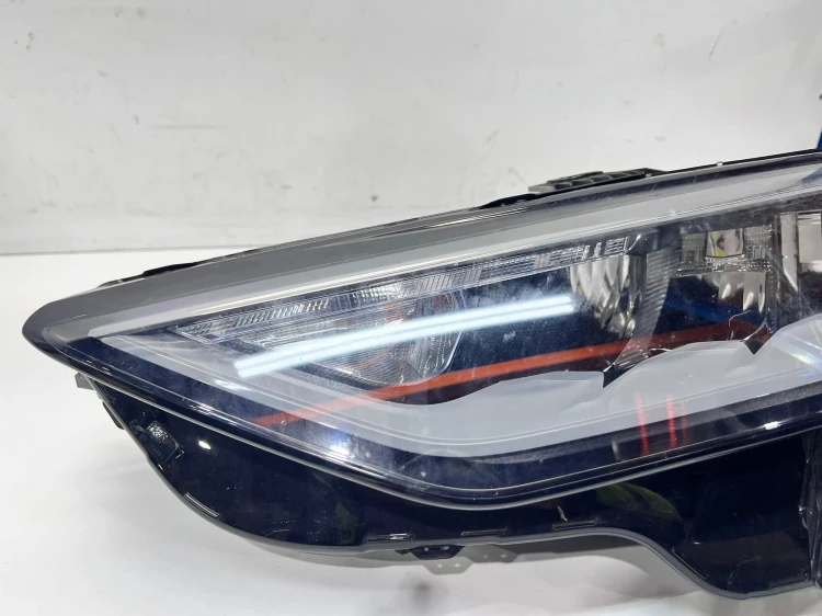REFLEKTOR LAMPA LEWY PRZÓD AUDI A3 8Y 8Y0941011D