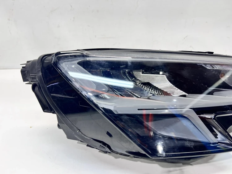 REFLEKTOR LAMPA PRAWY PRZÓD AUDI A3 8Y 8Y0941012D