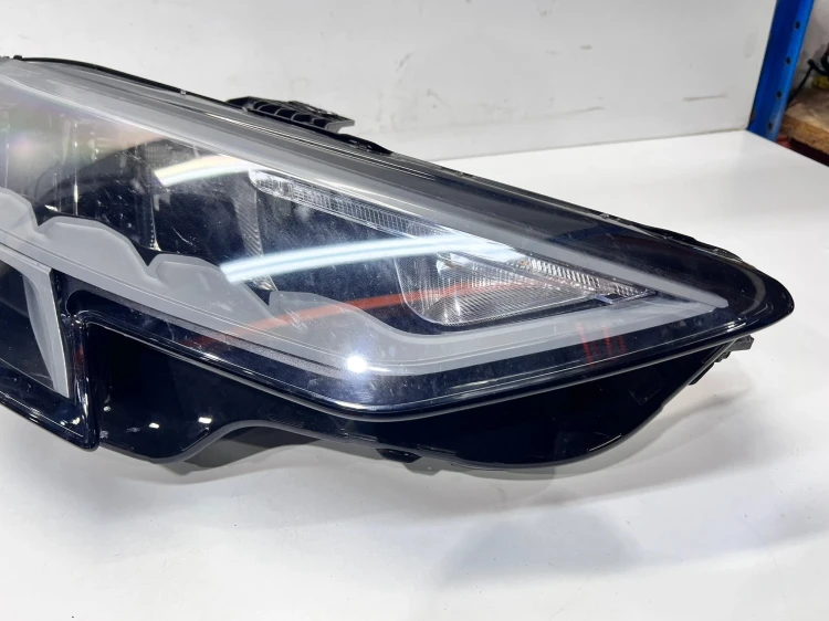 REFLEKTOR LAMPA PRAWY PRZÓD AUDI A3 8Y 8Y0941012D