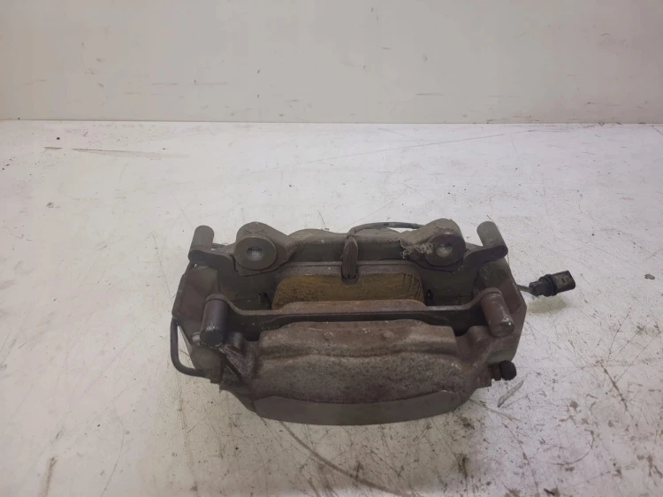 ZACISK HAMULCOWY LEWY PRZÓD AUDI A4 A5 8W05BG 973