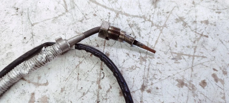 CZUJNIK TEMPERATURY SPALIN AUDI A4 A5 04L919529E