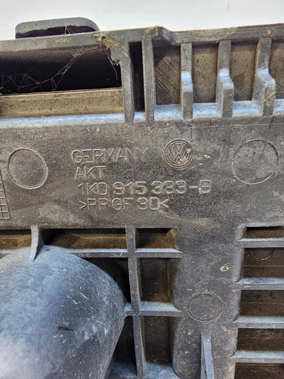 PODSTAWA AKUMLATORA KOMPLET AUDI VW 1K0915333B